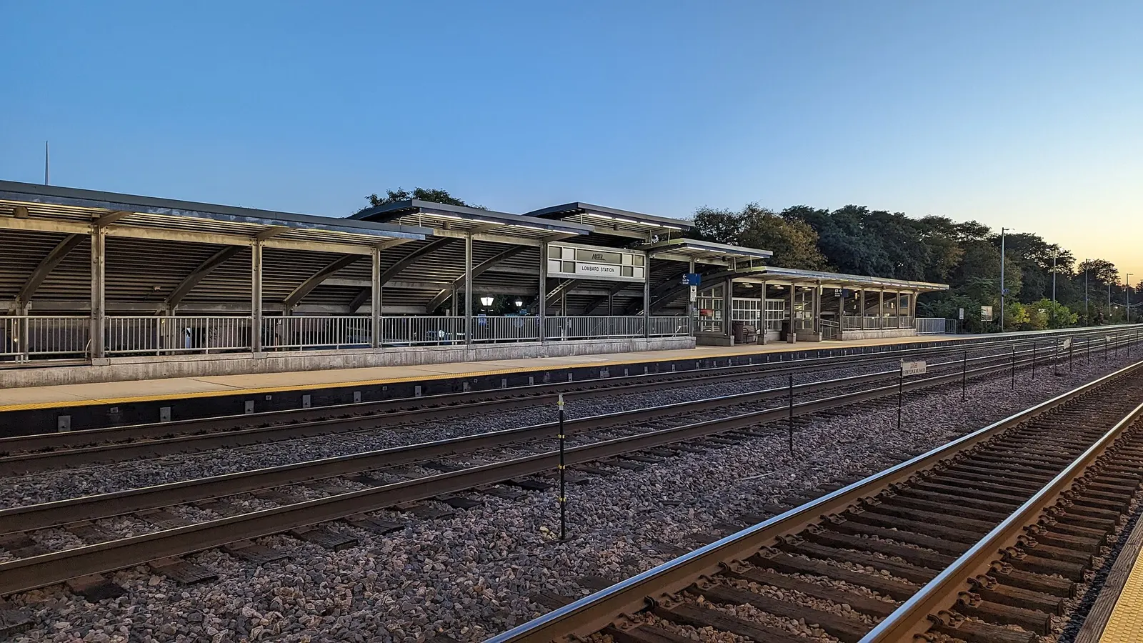 Platform and tracks at the Lombard Metra station